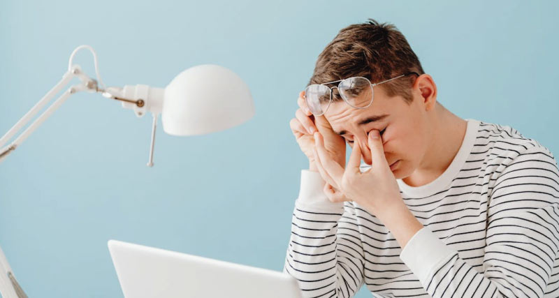 Fatigue visuelle : pourquoi vos yeux brûlent devant l'écran ?