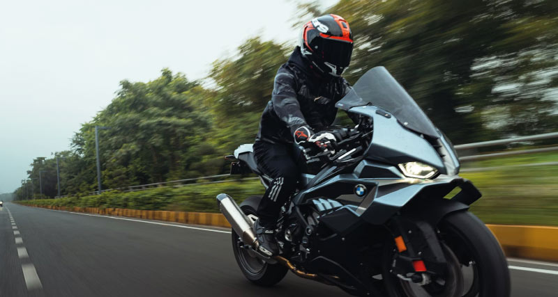 Porter des lunettes avec un casque de moto : nos conseils confort