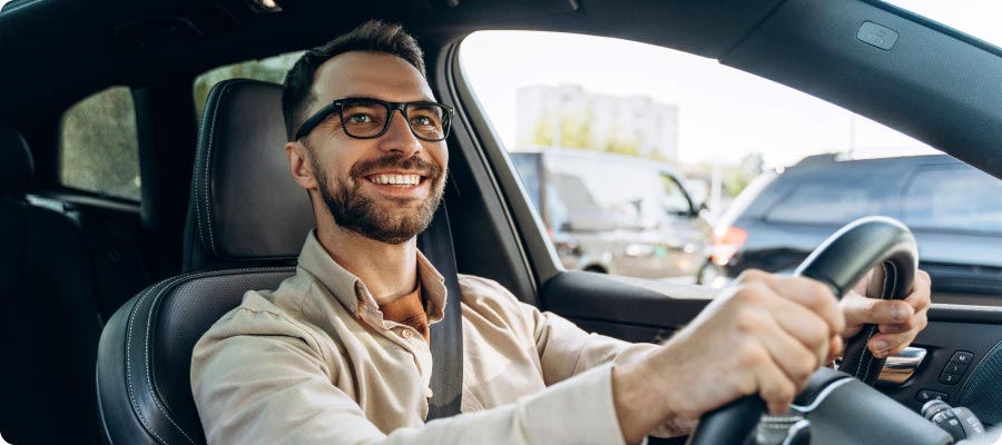 conducteur voiture lunettes