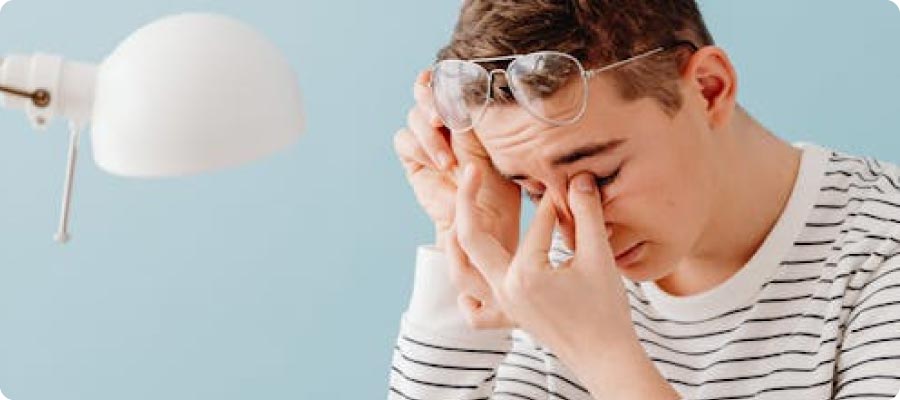 homme fatigue visuelle